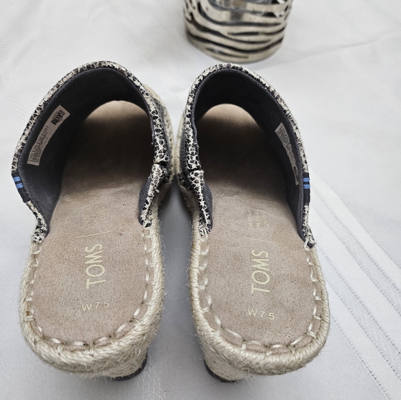 Toms Womens size 7.5 M Faux Leather snake print wedges mules. - Picture 3 of 12
